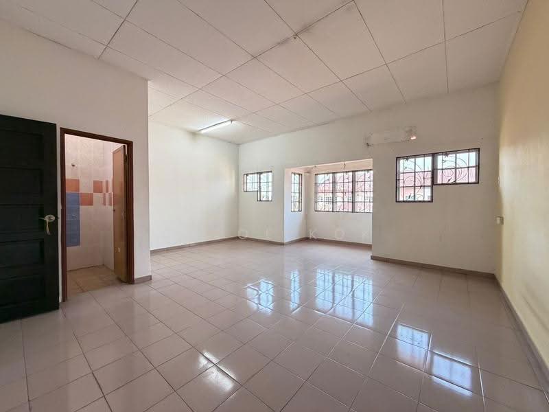 Rumah Teres 2-Tingkat untuk Dijual di Kampung Batu Belah (Klang) - Chloe Kok - Living Room - PropertyGuru.com.my