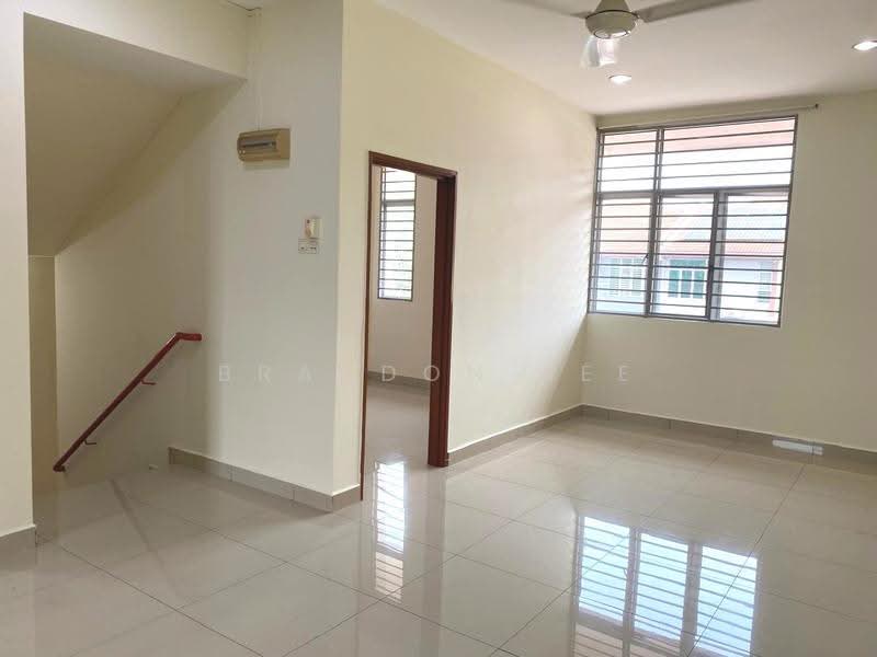 Townhouse for Rent in Taman Bukit Serdang (Seri Kembangan) - Brandon Yee - Living Room - PropertyGuru.com.my