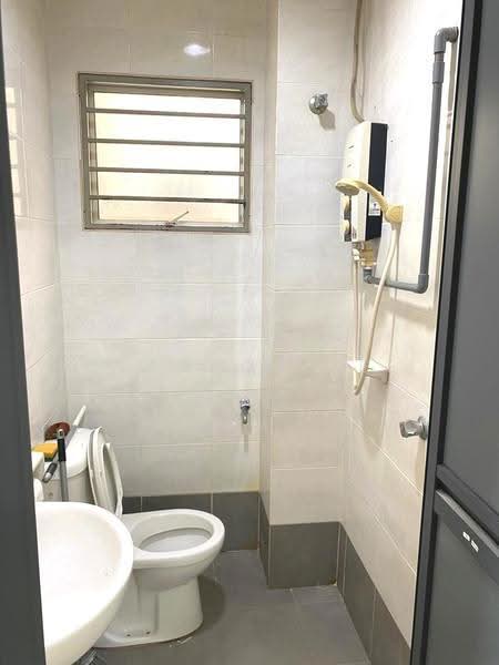 Townhouse for Rent in Taman Bukit Serdang (Seri Kembangan) - Brandon Yee - Bathroom - PropertyGuru.com.my