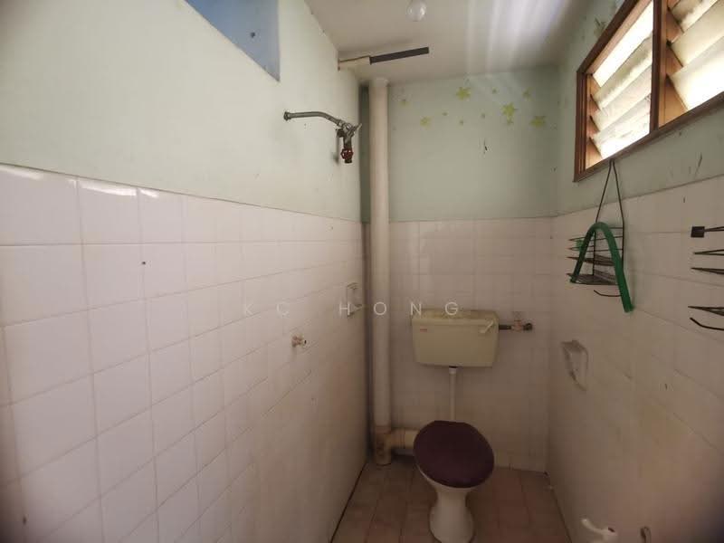 Pangsapuri untuk Disewa di Dahlia Apartment - KC Hong - Bathroom - PropertyGuru.com.my
