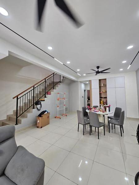 Rumah Teres 2-Tingkat untuk Dijual di Taman Damansara Aliff (Tampoi) - Zoey Lee - Living Room - PropertyGuru.com.my