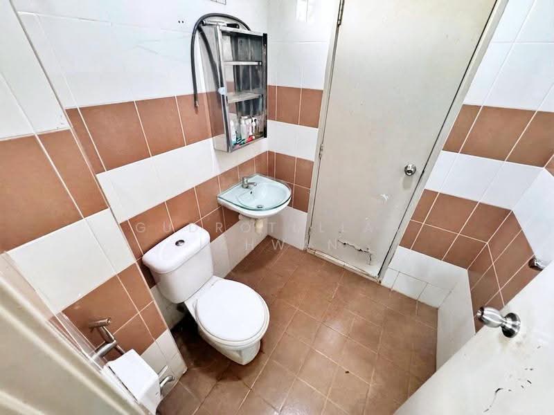 Rumah Teres 2-Tingkat untuk Dijual di Taman Vista Emas (Bangi) - Gudrotullah Ikhwan - Bathroom - PropertyGuru.com.my