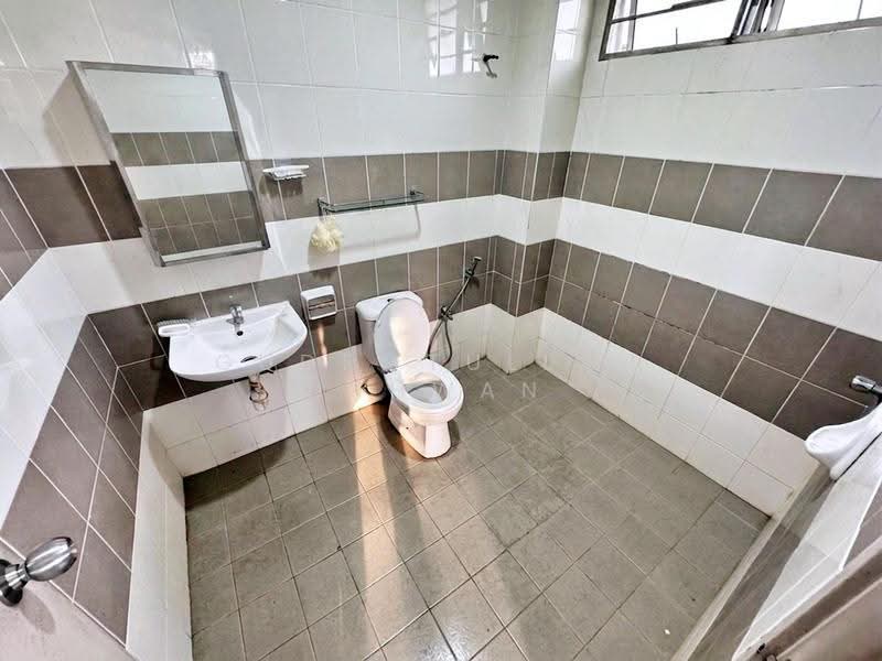 Rumah Teres 2-Tingkat untuk Dijual di Taman Vista Emas (Bangi) - Gudrotullah Ikhwan - Bathroom - PropertyGuru.com.my