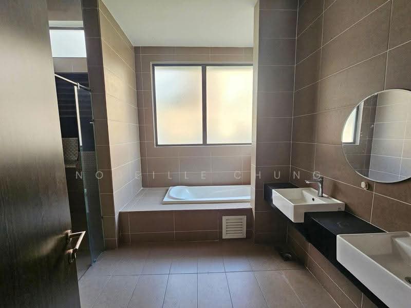Semi-Detached House for Rent in Putra Heights (Subang Jaya) - Nobeille Chung - Bathroom - PropertyGuru.com.my