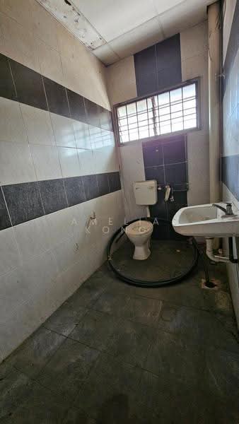 Kedai untuk Disewa di Seri Iskandar (Perak) - Amelia Kong - Bathroom - PropertyGuru.com.my