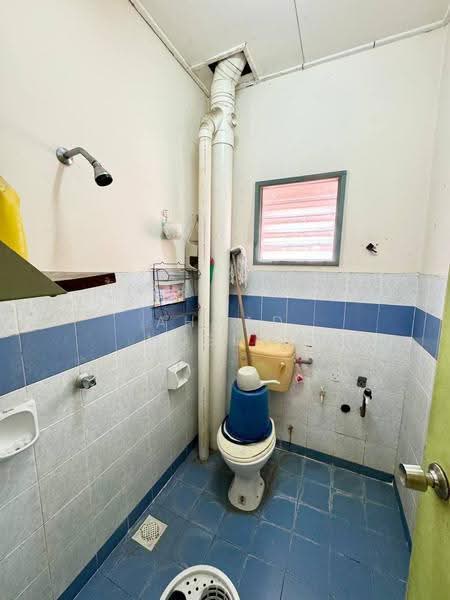 Pangsapuri untuk Dijual di Pesona Apartment - Ahmad Muslim - Bathroom - PropertyGuru.com.my