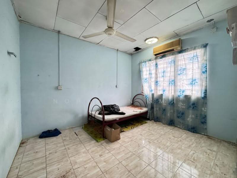 Flat for Sale at Flat Pkns Shah Alam Seksyen 18 - Norafian SMH - Bedroom - PropertyGuru.com.my