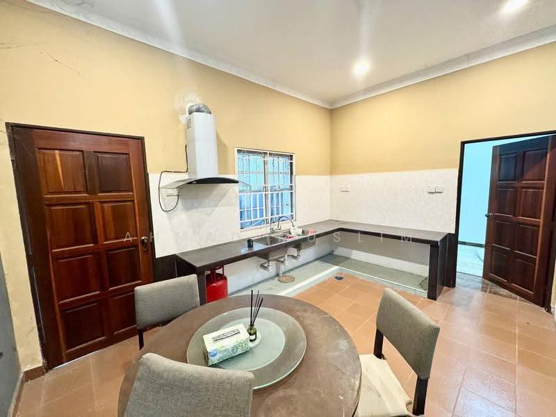 Bungalow House untuk Dijual di Kampung Bahagia (Bangi) - Ahmad Muslim - Kitchen - PropertyGuru.com.my