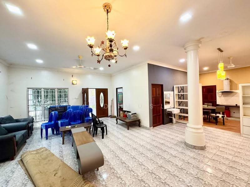 Bungalow House untuk Dijual di Kampung Bahagia (Bangi) - Ahmad Muslim - Living Room - PropertyGuru.com.my