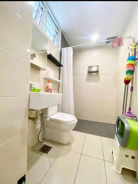 Kediaman Servis untuk Dijual di De Centrum Residences - Ahmad Muslim - Bathroom - PropertyGuru.com.my