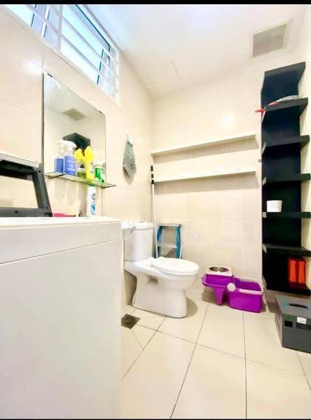 Kediaman Servis untuk Dijual di De Centrum Residences - Ahmad Muslim - Bathroom - PropertyGuru.com.my