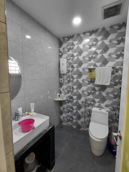 2-storey Terraced House for Sale in Taman Bukit Serdang (Seri Kembangan) - Aivin Thoong - Bathroom - PropertyGuru.com.my