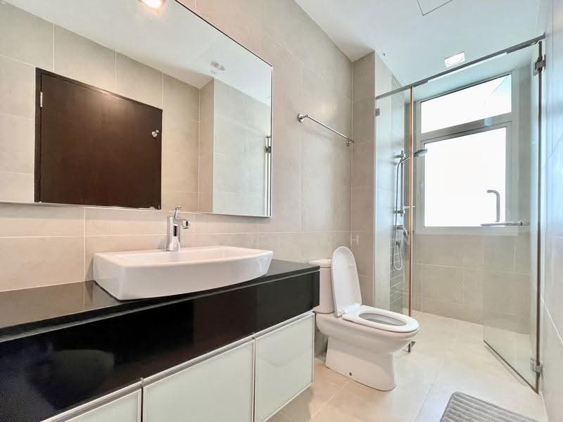 Kondominium untuk Disewa di Gurney Paragon - Lee Xue Chen - Bathroom - PropertyGuru.com.my