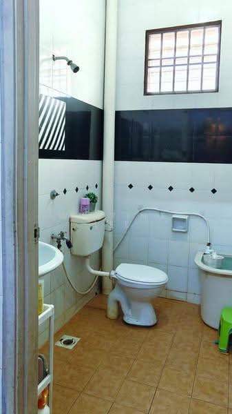 1-storey Terraced House for Sale in Johor Bahru (Johor) - Wenting Lee - Bathroom - PropertyGuru.com.my