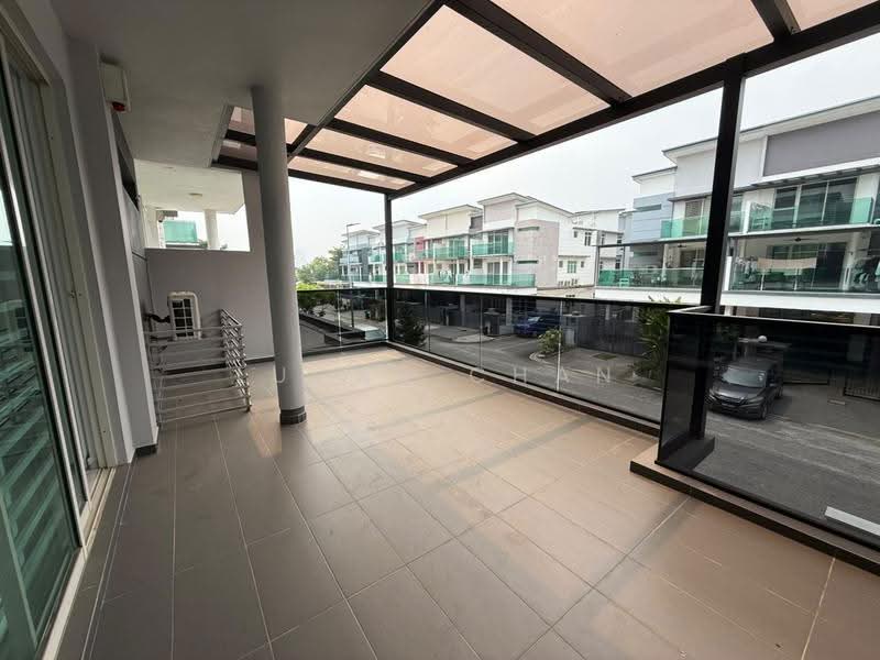 Rumah Teres 3-Tingkat untuk Disewa di Puchong (Selangor) - Lucas Chan - Balcony - PropertyGuru.com.my
