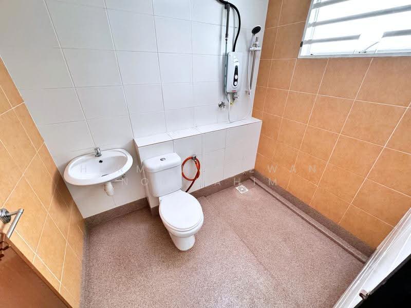 2-storey Terraced House for Sale in Taman Bangi Avenue (Bangi) - Herman Sazwan Nor Rahim - Bathroom - PropertyGuru.com.my