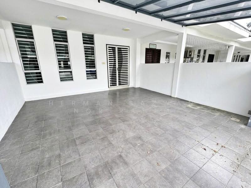 2-storey Terraced House for Sale in Taman Bangi Avenue (Bangi) - Herman Sazwan Nor Rahim - Porch - PropertyGuru.com.my