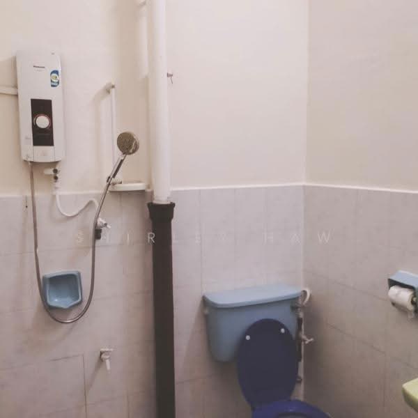 2-storey Terraced House for Rent in Taman Tasek (Johor Bahru) - Shirley Haw - Bathroom - PropertyGuru.com.my