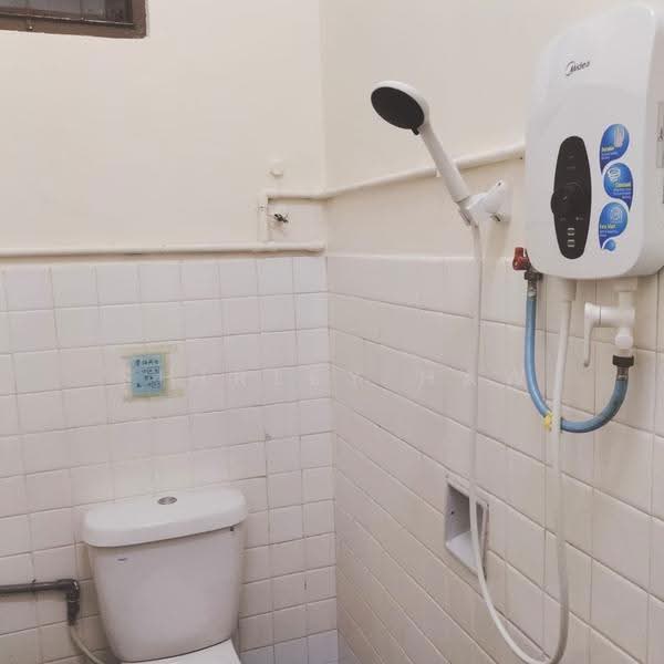 2-storey Terraced House for Rent in Taman Tasek (Johor Bahru) - Shirley Haw - Bathroom - PropertyGuru.com.my