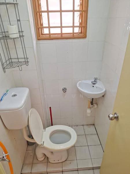 Rumah Flat untuk Disewa di Aman & Damai Apartment - Yi Jun - Bathroom - PropertyGuru.com.my