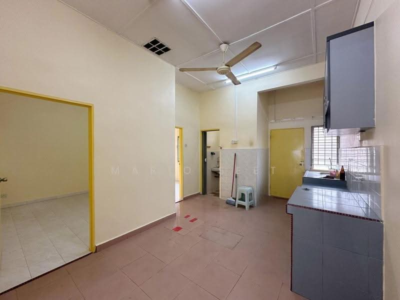 Rumah Teres 1-Tingkat untuk Dijual di Taman Bunga Raya (Bukit Baru) - Mario Seet - Kitchen - PropertyGuru.com.my