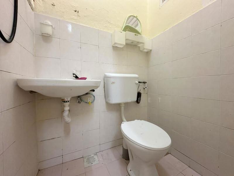 Rumah Teres 1-Tingkat untuk Dijual di Taman Bunga Raya (Bukit Baru) - Mario Seet - Bathroom - PropertyGuru.com.my