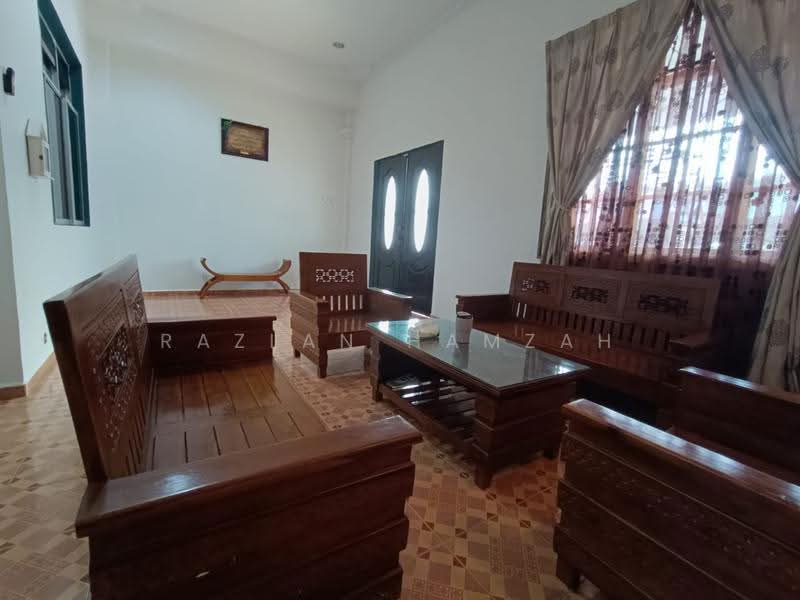 1-storey Terraced House for Sale in Bakri (Johor) - Razlan Hamzah - Living Room - PropertyGuru.com.my