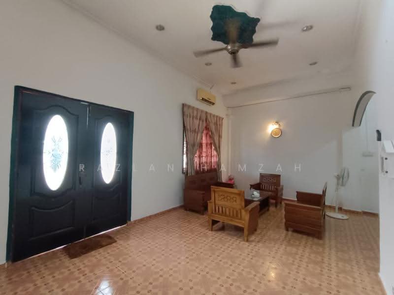 1-storey Terraced House for Sale in Bakri (Johor) - Razlan Hamzah - Living Room - PropertyGuru.com.my