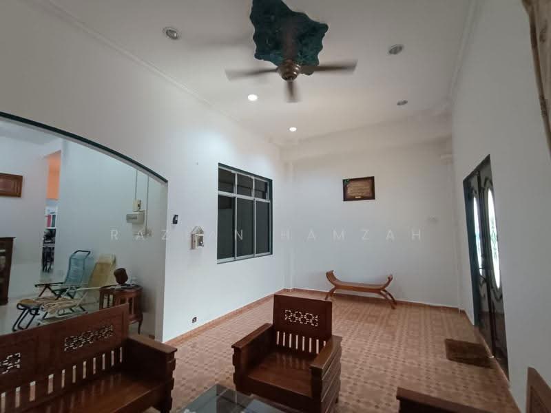 1-storey Terraced House for Sale in Bakri (Johor) - Razlan Hamzah - Living Room - PropertyGuru.com.my