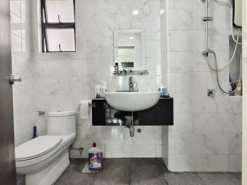 Kediaman Servis untuk Dijual di Sky Breeze Service Apartment - Janice . - Bathroom - PropertyGuru.com.my