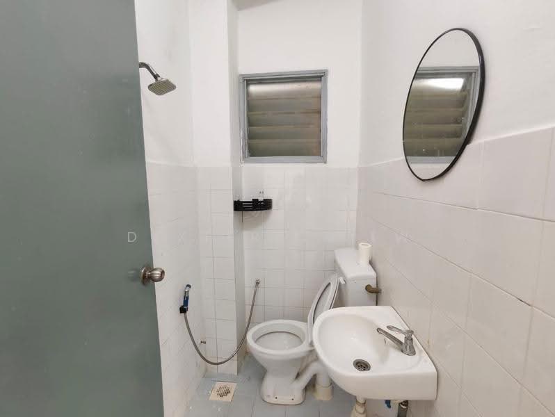 Pangsapuri untuk Dijual di Pangsapuri Seri Cempaka (Serendah) - Dexter Chiew - Bathroom - PropertyGuru.com.my