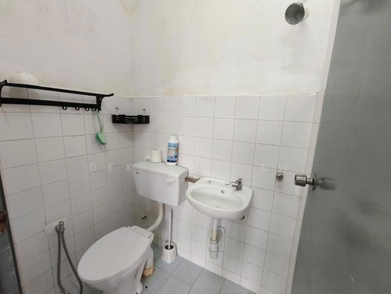 Pangsapuri untuk Dijual di Pangsapuri Seri Cempaka (Serendah) - Dexter Chiew - Bathroom - PropertyGuru.com.my
