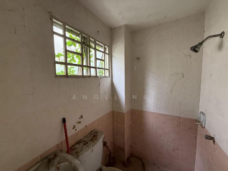 2.5-storey Terraced House for Sale in Taman Bukit Serdang (Seri Kembangan) - Angel Ng - Bathroom - PropertyGuru.com.my