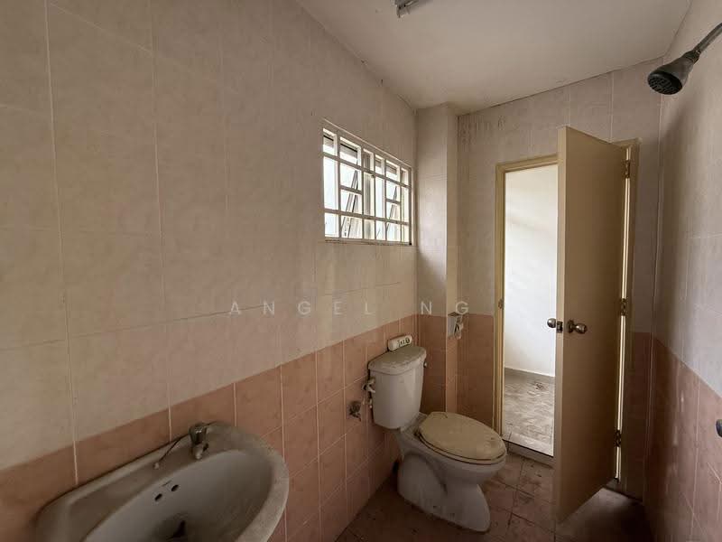 2.5-storey Terraced House for Sale in Taman Bukit Serdang (Seri Kembangan) - Angel Ng - Bathroom - PropertyGuru.com.my