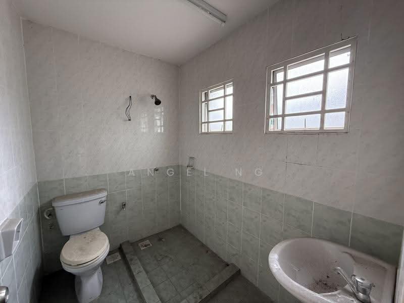 2.5-storey Terraced House for Sale in Taman Bukit Serdang (Seri Kembangan) - Angel Ng - Bathroom - PropertyGuru.com.my