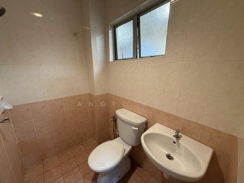 2.5-storey Terraced House for Sale in Taman Bukit Serdang (Seri Kembangan) - Angel Ng - Bathroom - PropertyGuru.com.my