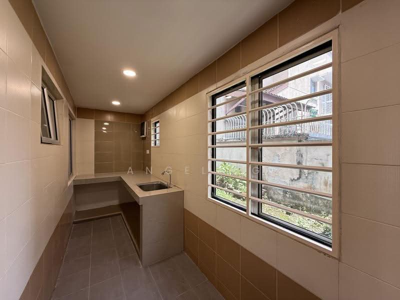2.5-storey Terraced House for Sale in Taman Bukit Serdang (Seri Kembangan) - Angel Ng - Kitchen - PropertyGuru.com.my