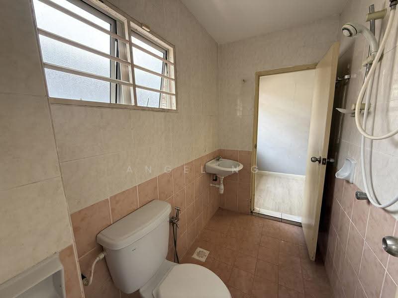 2.5-storey Terraced House for Sale in Taman Bukit Serdang (Seri Kembangan) - Angel Ng - Bathroom - PropertyGuru.com.my