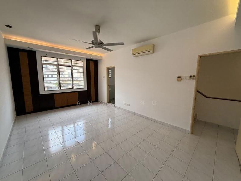 2.5-storey Terraced House for Sale in Taman Bukit Serdang (Seri Kembangan) - Angel Ng - Living Room - PropertyGuru.com.my