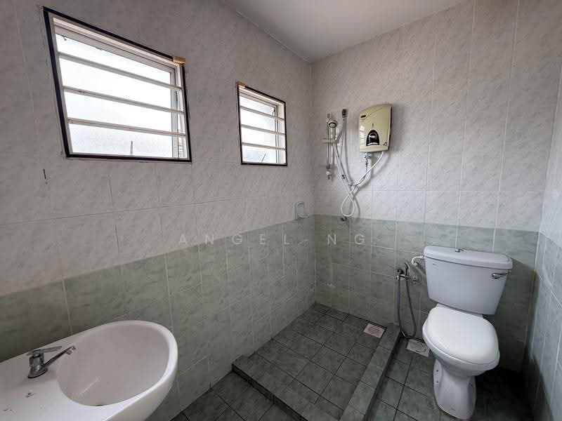 2.5-storey Terraced House for Sale in Taman Bukit Serdang (Seri Kembangan) - Angel Ng - Bathroom - PropertyGuru.com.my