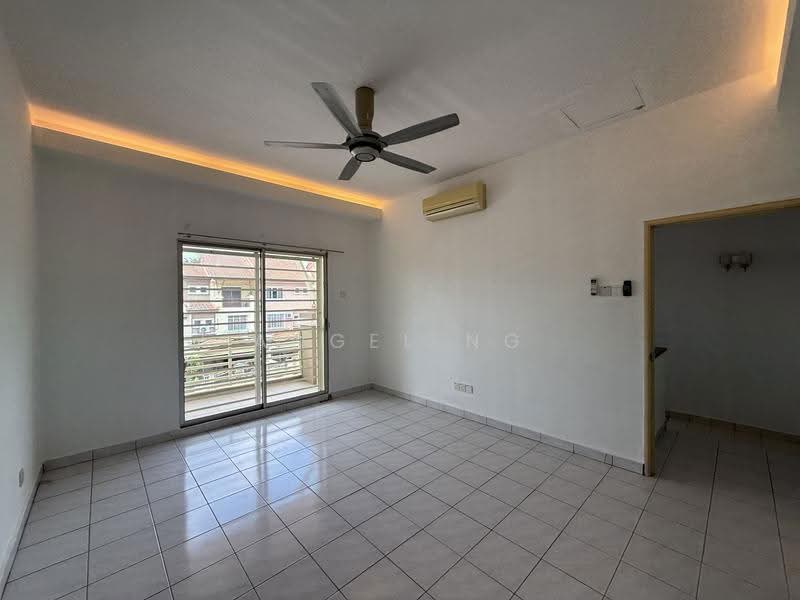 2.5-storey Terraced House for Sale in Taman Bukit Serdang (Seri Kembangan) - Angel Ng - Living Room - PropertyGuru.com.my