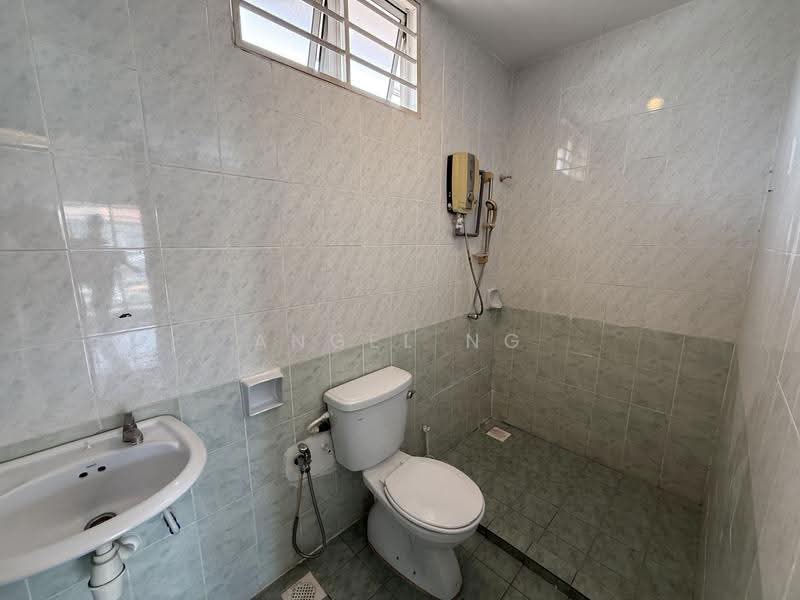 2.5-storey Terraced House for Sale in Taman Bukit Serdang (Seri Kembangan) - Angel Ng - Bathroom - PropertyGuru.com.my