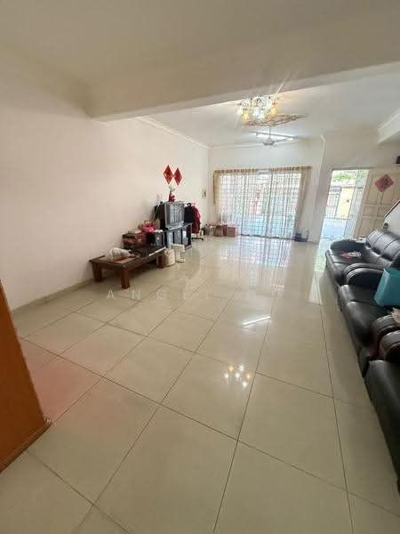 2.5-storey Terraced House for Sale in Taman Bukit Serdang (Seri Kembangan) - Angel Ng - Living Room - PropertyGuru.com.my