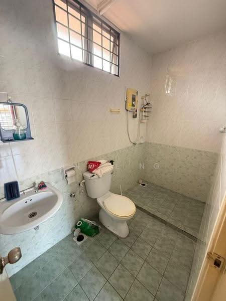 2.5-storey Terraced House for Sale in Taman Bukit Serdang (Seri Kembangan) - Angel Ng - Bathroom - PropertyGuru.com.my