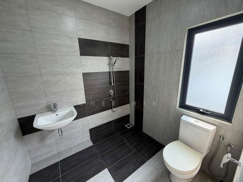 2-storey Terraced House for Sale in Bandar Seri Coalfields (Sungai Buloh) - Chee Hin - Bathroom - PropertyGuru.com.my