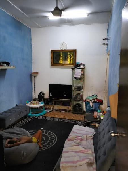 Rumah Teres 1-Tingkat untuk Dijual di Taman Sri Serdang (Seri Kembangan) - Joe Chan - Living Room - PropertyGuru.com.my