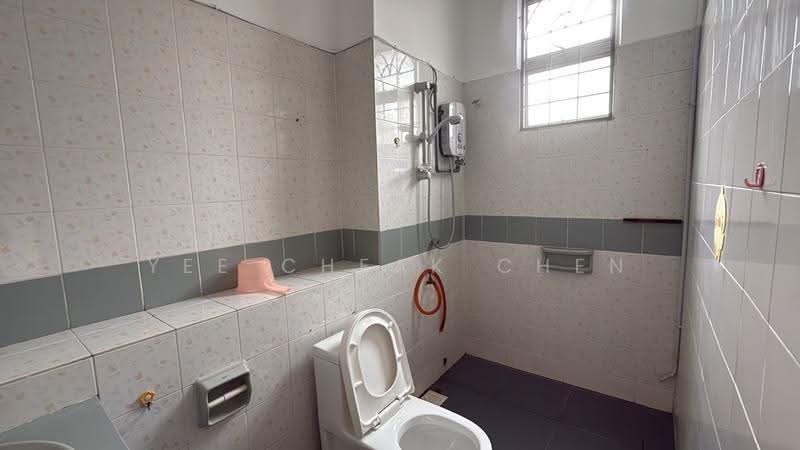 2-storey Terraced House for Rent in Usj 17 (Subang Jaya) - Yee Cheak Chen - Bathroom - PropertyGuru.com.my