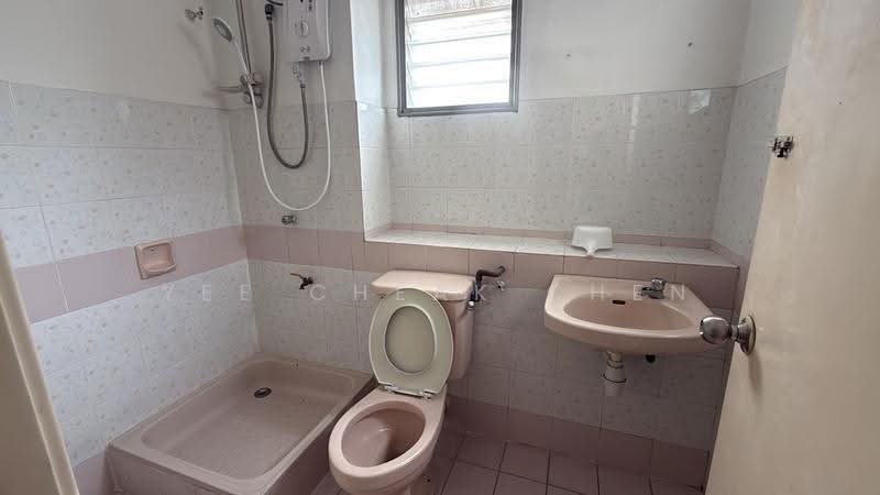 2-storey Terraced House for Rent in Usj 17 (Subang Jaya) - Yee Cheak Chen - Bathroom - PropertyGuru.com.my