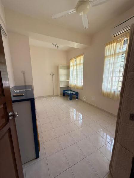 Kondominium untuk Dijual di Coastal Tower - Sam Yeoh - Bedroom - PropertyGuru.com.my