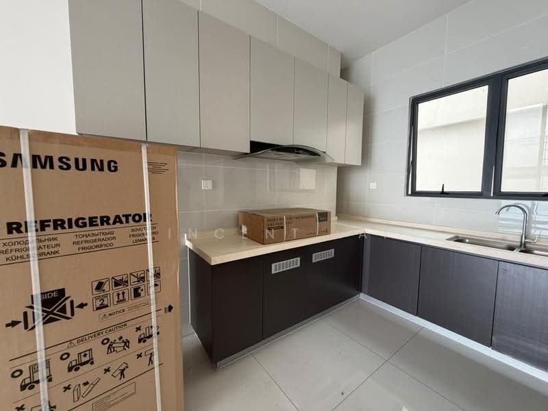 Condominium for Sale at Kings Bay @ Country Garden Danga Bay - Vincent Lai - Kitchen - PropertyGuru.com.my